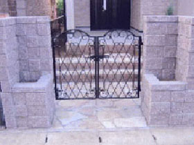 個性的な門柱と門扉を設計し施工した実例